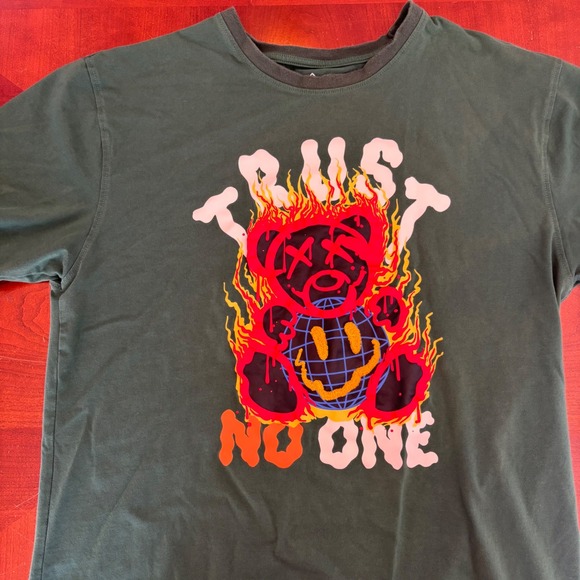 Bleeker & Mercer | XL | Green | Trust No One | Graphic Print T Shirt - Picture 3 of 7